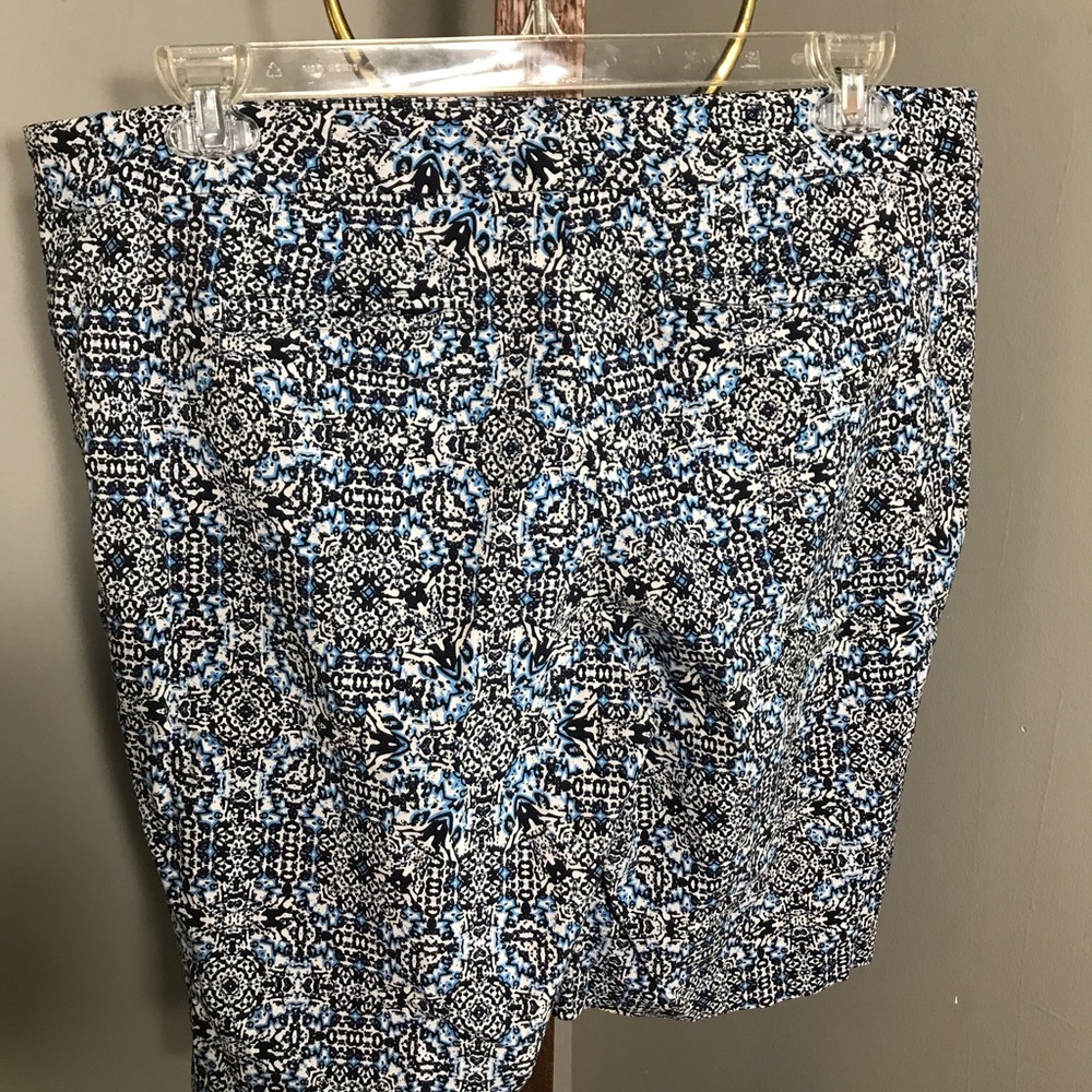 Izod Women’s Golf shorts - 18 - Picture 2 of 2